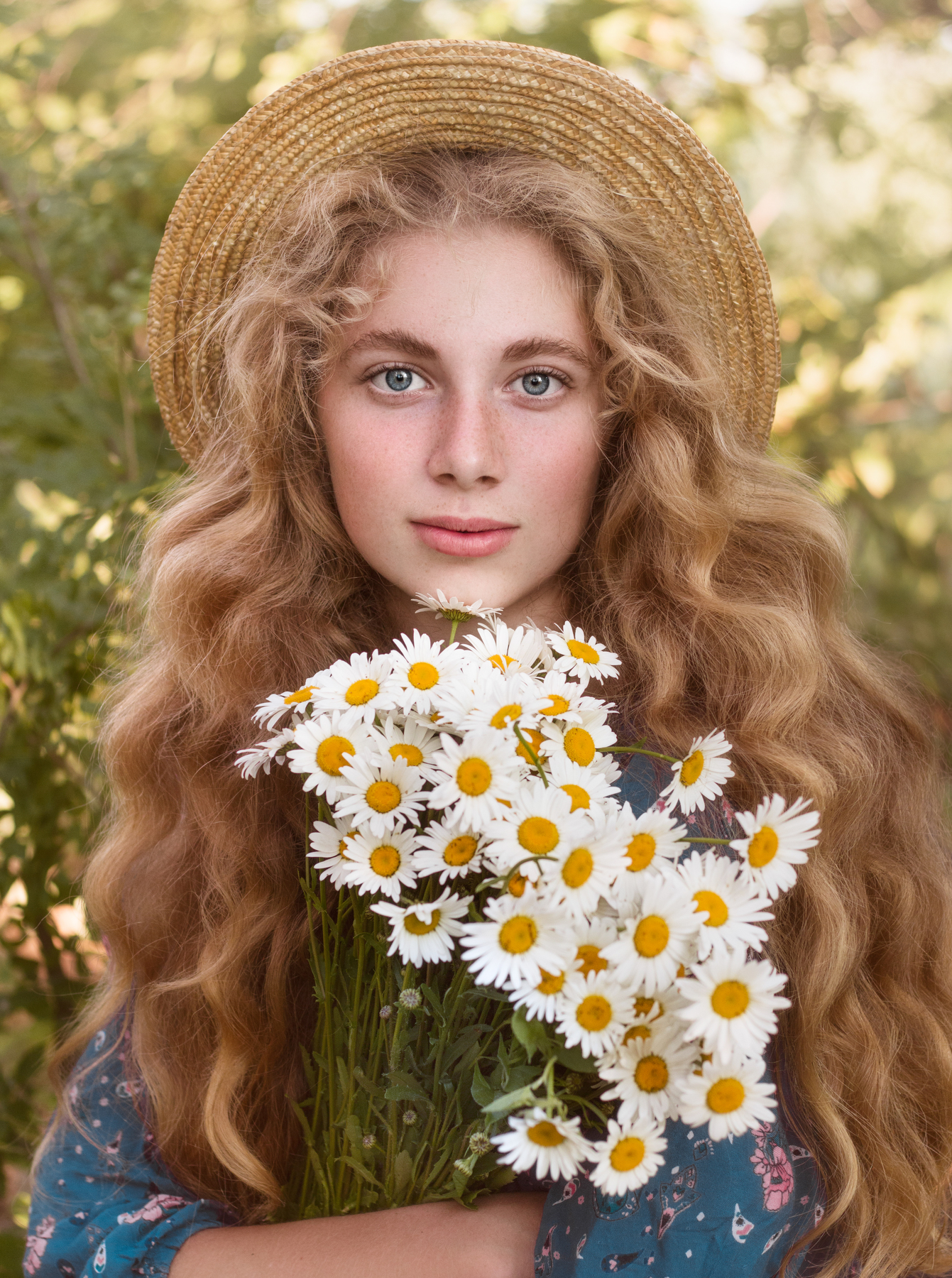 Фото Девушка в шляпе с ромашками в руках, фотограф Garipova Elina