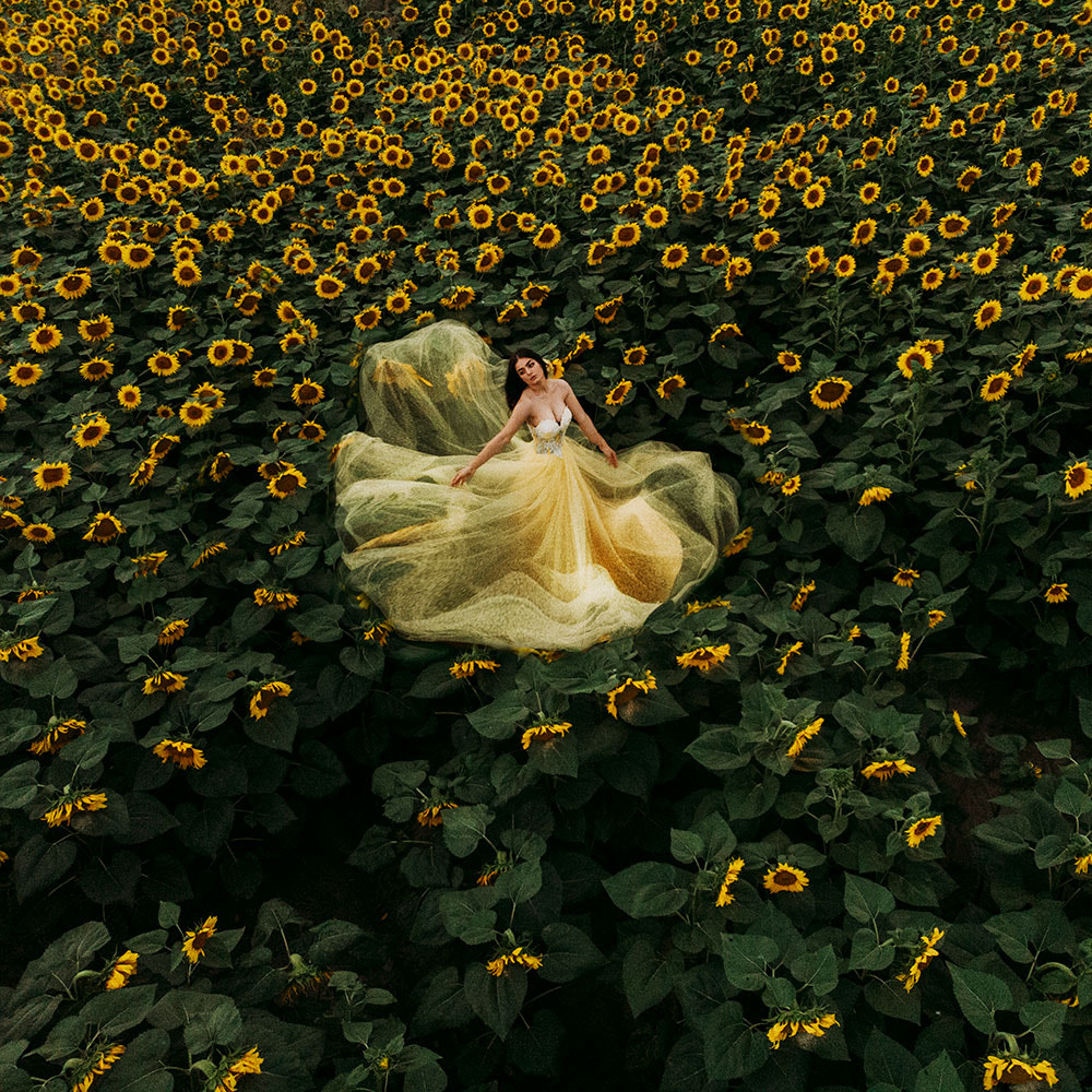 Фото Девушка в пышном платье на поле с подсолнухами, фотограф Jovana Rikalo