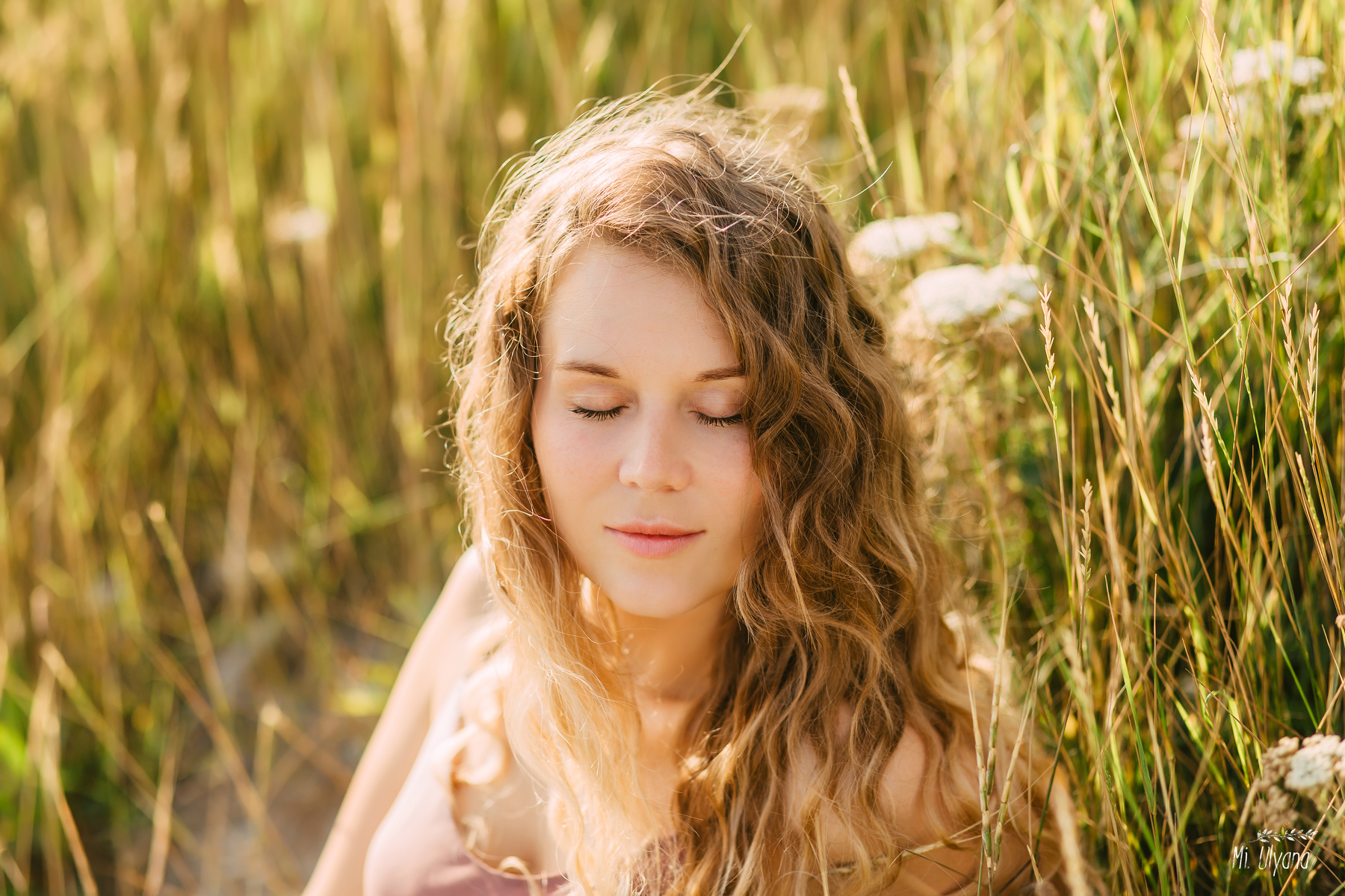 Фото Девушка с закрытыми глазами на фоне травы. Работа - Первый день лета. Фотограф Ульяна Мизинова