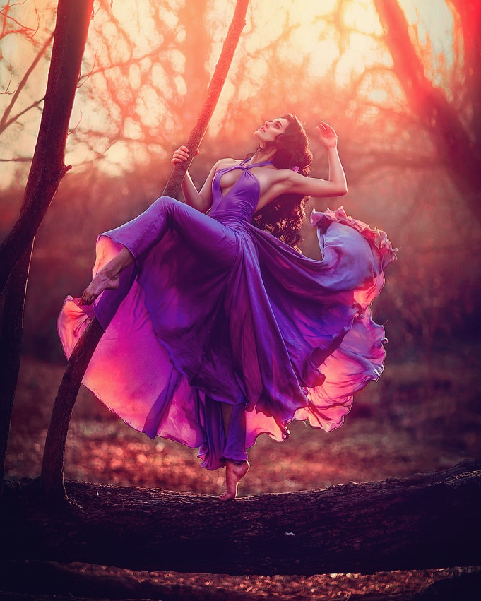 Фото Девушка в сиреневом платье стоит на упавшем дереве, фотограф Светлана Беляева