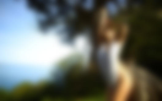 Фото Модель позирует, стоя у дерева, фотограф Stakis Laus