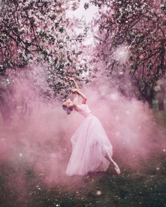 Фото Девушка - балерина под весенними деревьями