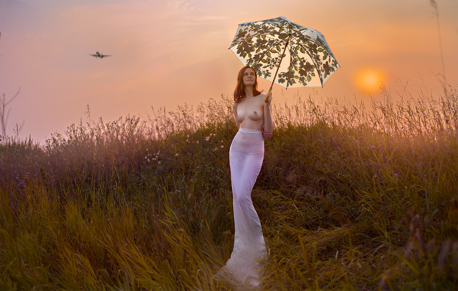Фото Девушка с зонтом стоит на фоне неба Фотограф Andrew Gnezdilov