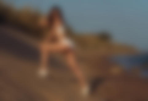 Фото Девушка в белом купальнике стоит на песке, фотограф Облап Андрей