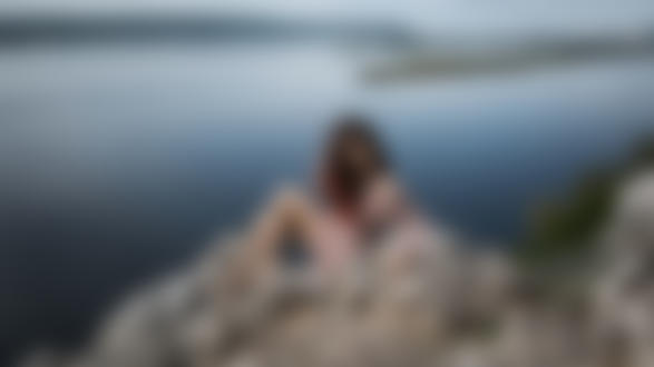 Фото Модель Катерина сидит на скале на фоне водоема, Фотограф Юлин Дмитрий