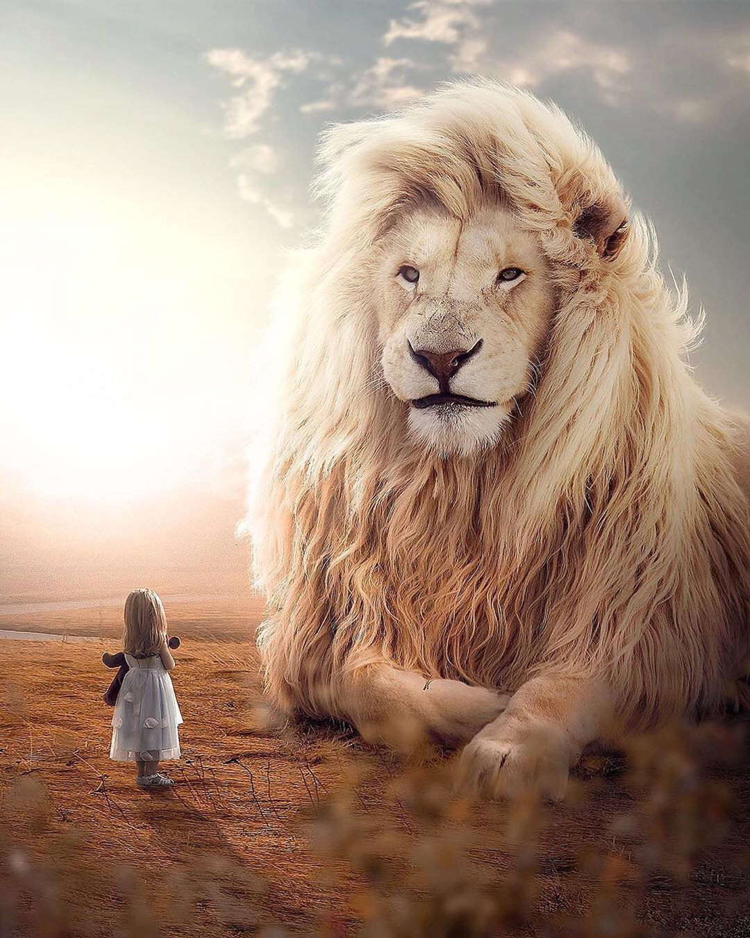 Фото Девочка с плюшевой игрушкой стоит перед огромным львом, by Zenja Gammer