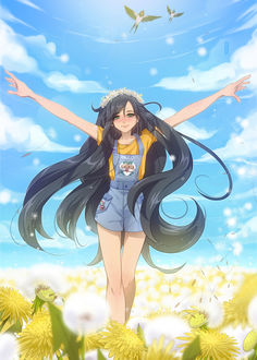 Фото Девушка в комбинезоне стоит на фоне облачного неба