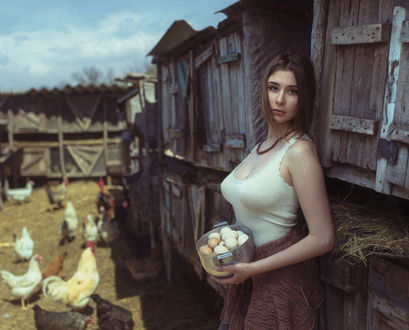 Фото Девушка с кастрюлькой с яйцами в руках. Фотограф Давид Дубницкий