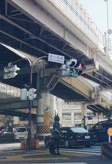 Фото Девушка стоит перед дорогой с пешеходной дорожкой