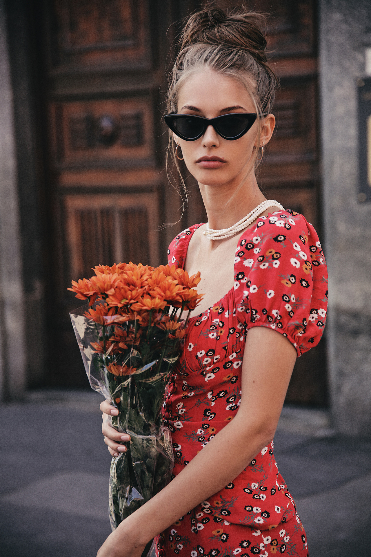 Фото Модель Yulia Rose в очках, с букетом хризантем в руке. Фотограф Raffaele Marone