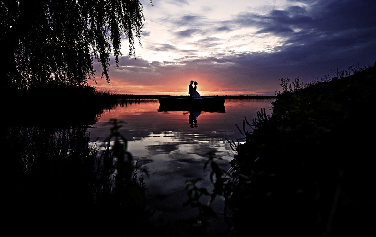 Фото Влюбленные в лодке на воде на фоне заката, фотограф David Robert