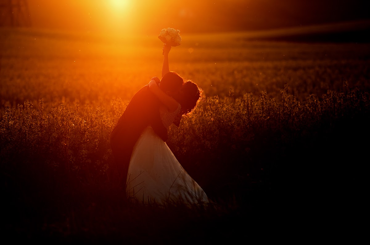 Фото Жених обнимает невесту, фотограф David Robert