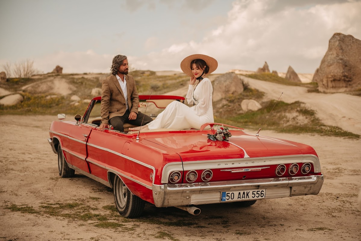 Фото Парень и девушка в шляпе в авто. Фотограф Катерина Миронова