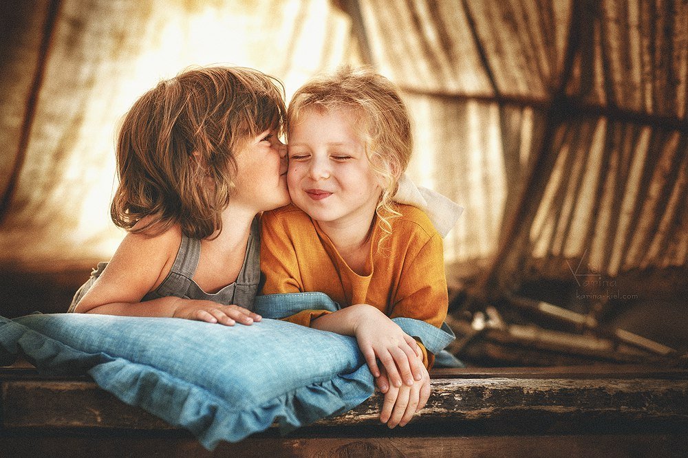 Фото Мальчик целует девочку. Фотохудожник Карина Киль