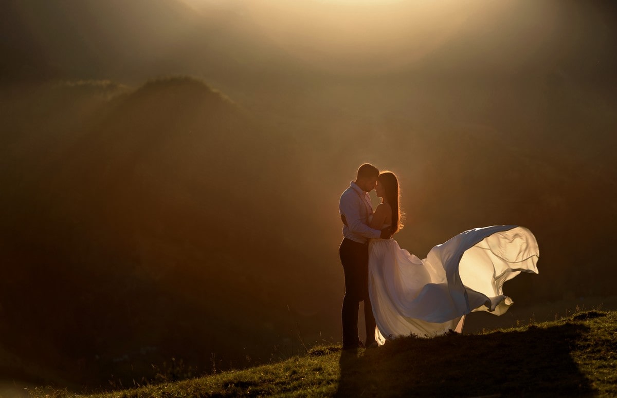 Фото Жених с невестой стоят на фоне природы, фотографы Александр и Ирина Жосан