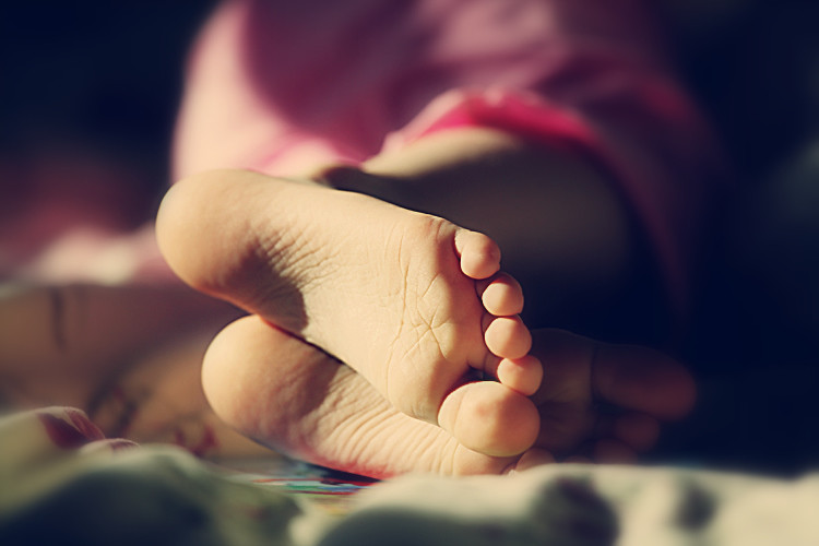 Фото Спящий ребенок с голыми ножками