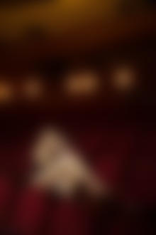 Фото Девушка сидит на руках парня в театре. Фотограф Stefan Beutler