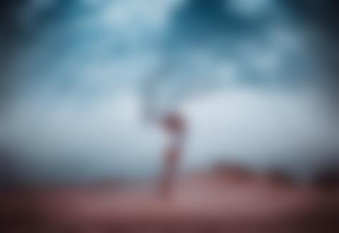 Фото Девушка с развевающейся тканью в руках стоит на фоне облачного неба. Фотограф Светлана Беляева