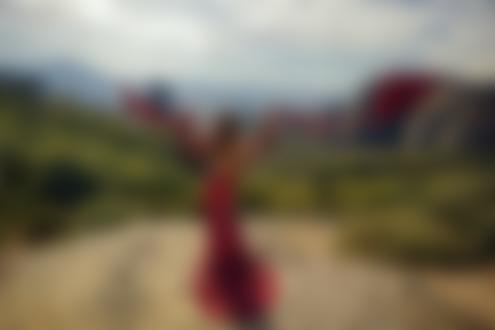 Фото Девушка в красном платье стоит на фоне природы к нам спиной. Фотограф Леонид Мочульский