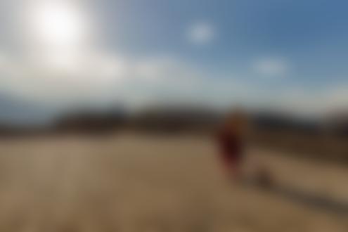 Фото Девушка в красном платье стоит на фоне природы к нам спиной. Фотограф Леонид Мочульский
