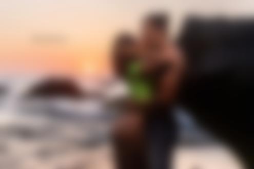 Фото Парень с девушкой стоят на фоне моря и целуются, фотограф Светлана Семанина