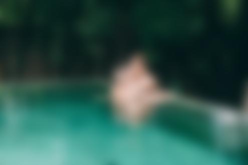 Фото Парень с девушкой обнимаются в бассейне