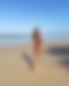 Фото Девушка в красном купальнике стоит на побережье. Фотограф Vladimir Serkoff