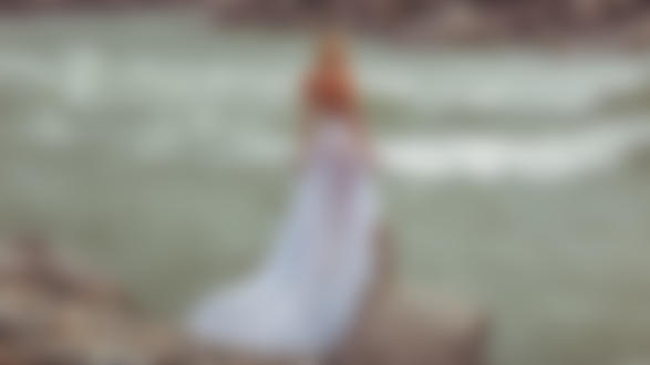 Фото Полуобнаженная девушка стоит у реки. Фотограф Андрей Кельс