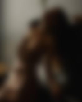 Фото Модель Анна Ли с оголенной грудью стоит у пианино