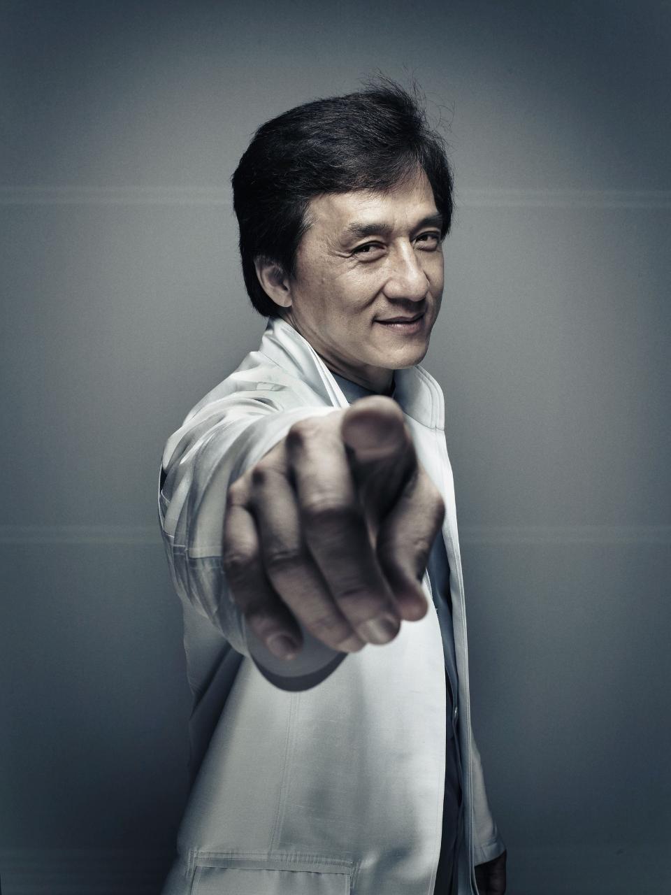 Фото Джеки Чан / Jackie Chan указывает пальцем прямо на смотрящего