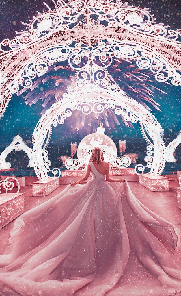 Фото Девушка в розовом платье стоит под новогодними украшениями. Фотограф Светлана Беляева