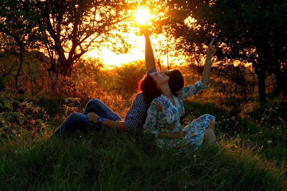 Фото Девушка с парнем сидят на траве, фотограф Adina Voicu