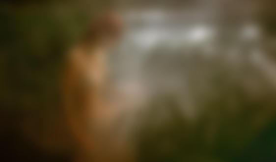 Фото Девушка сидит на мостике в камышах у речки в легкой утренней дымке. Фотограф Альберт Лесной