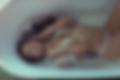 Фото Модель Ophelie Manta лежит в ванне, фотограф David Ben haЇm