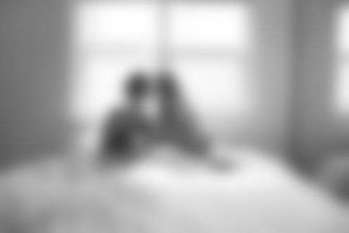Фото Девушка с парнем сидят на кровати, by Jennifer Stenglein