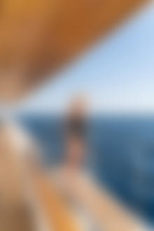 Фото Модель Екатерина Чернышева / Ekaterina Shiryaeva стоит на фоне моря. Фотограф Владимир Серков / Vladimir Serkoff