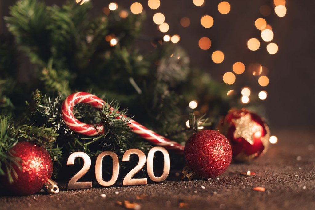 Фото Новогодние шары у еловых веточек и цифры года 2020