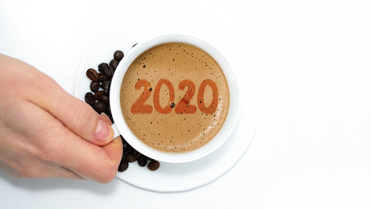 Фото В руке девушки чашка кофе с цифрами года 2020