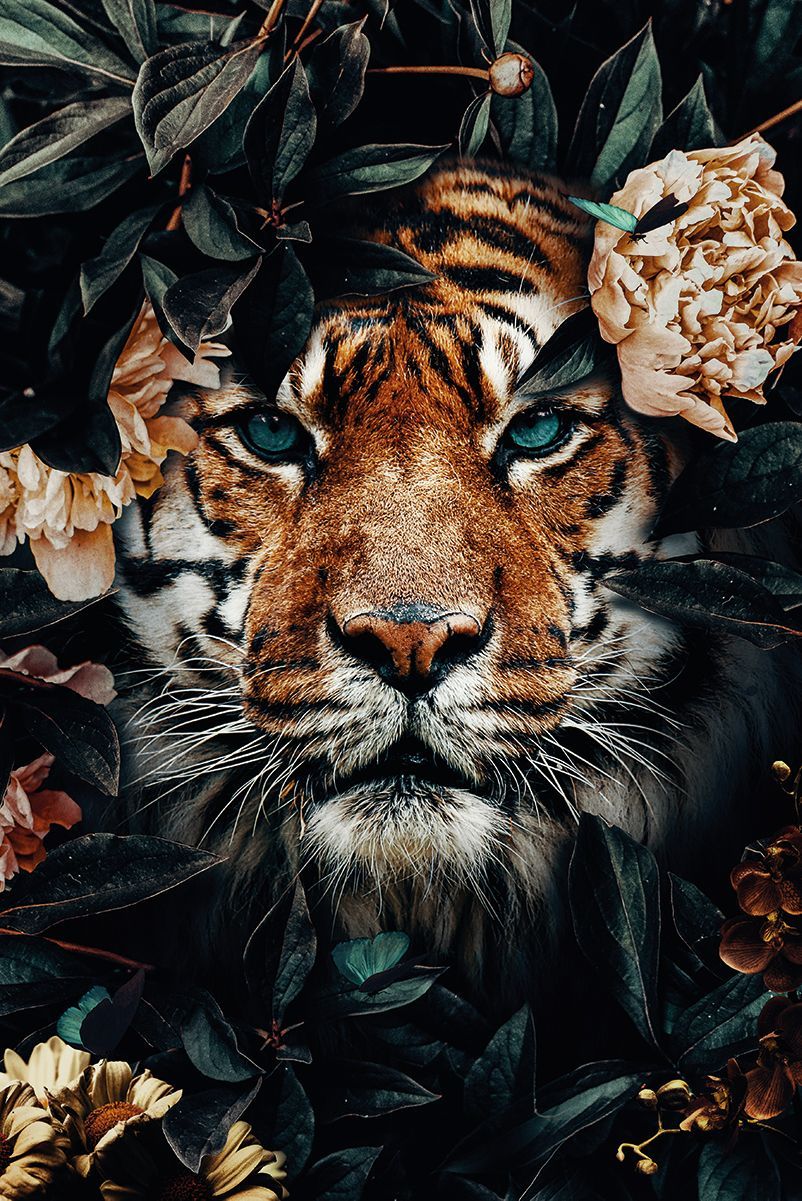 Фото Морда тигра в окружении цветов