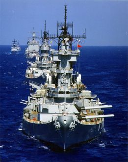 Фото Плывущие USS Iowa и USS Wisconsin, затем фрегаты класса USS Long Beach и Knox / Линейные корабли типа Айова и атомные ракетные крейсеры флота США, by Merlyn L. - Mel Johnson