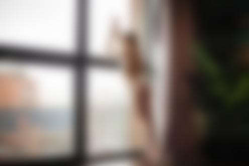 Фото Обнаженная модель Влада Вотрина стоит у окна в комнате, фотограф Максим Чуприн