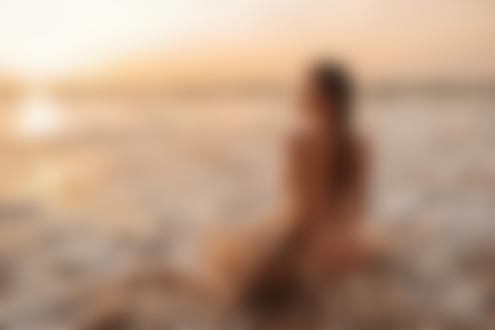 Фото Обнаженная модель Аlena Kampheri сидит в морской воде на фоне заката, фотограф Evgeny Freyer