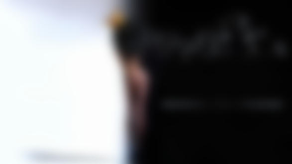 Фото Девушка в короне стоит к нам спиной, с волос ее слетают отцветшие одуванчики и на черном фоне указано 2м- безопасное расстояние при вирусе. Фотограф Андрей Разумовский