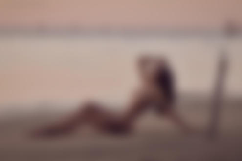 Фото Модель Тициана сидит на побережье, by lightaffaire