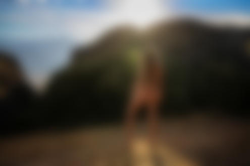 Фото Обнаженная девушка стоит на фоне гор. Фотограф Леонид Мочульский