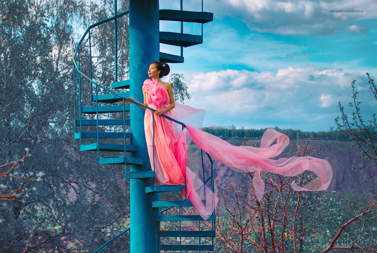 Фото Девушка в розовом платье стоит на лестнице посреди природы, фотограф Татьяна Мышкина