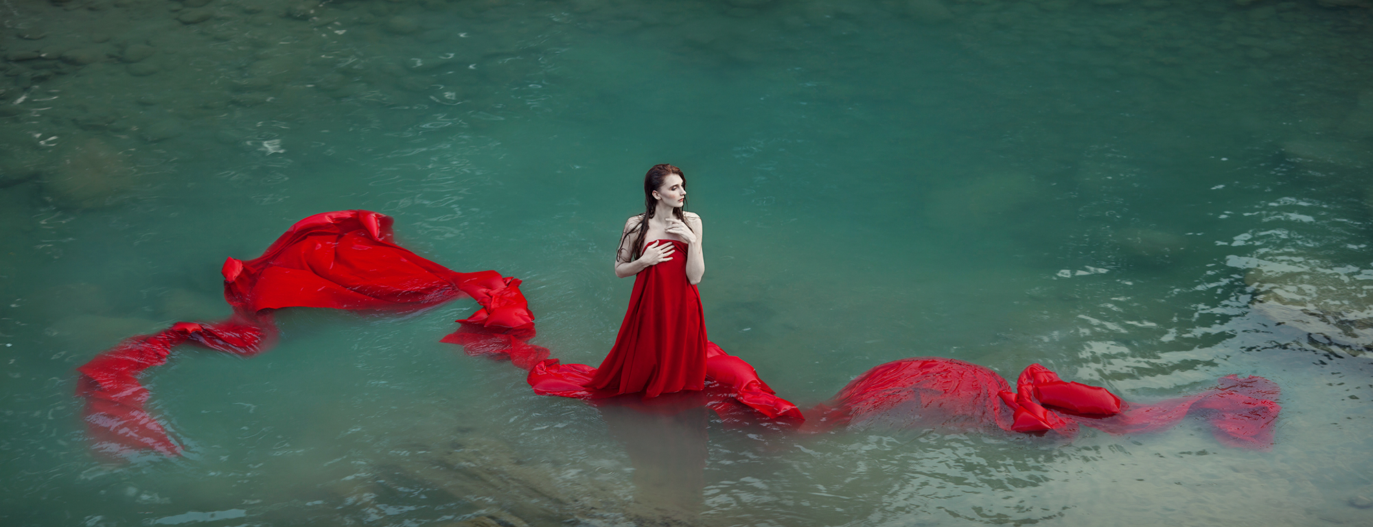 Фото Девушка в красном платье стоит в воде