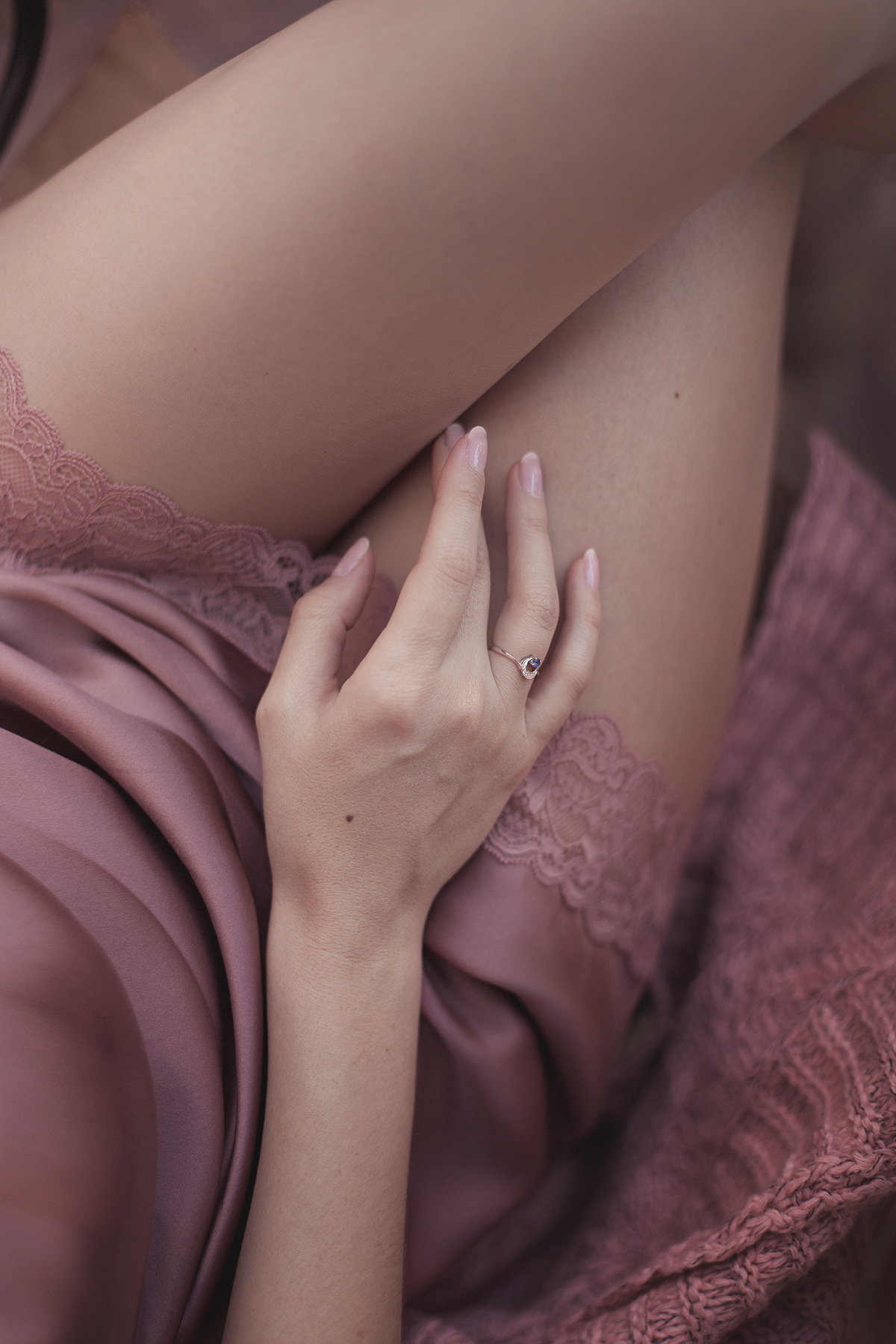 Фото Девушка в бледно розовой одежде держит руку на ножке. Фотограф Екатерина Ромакина
