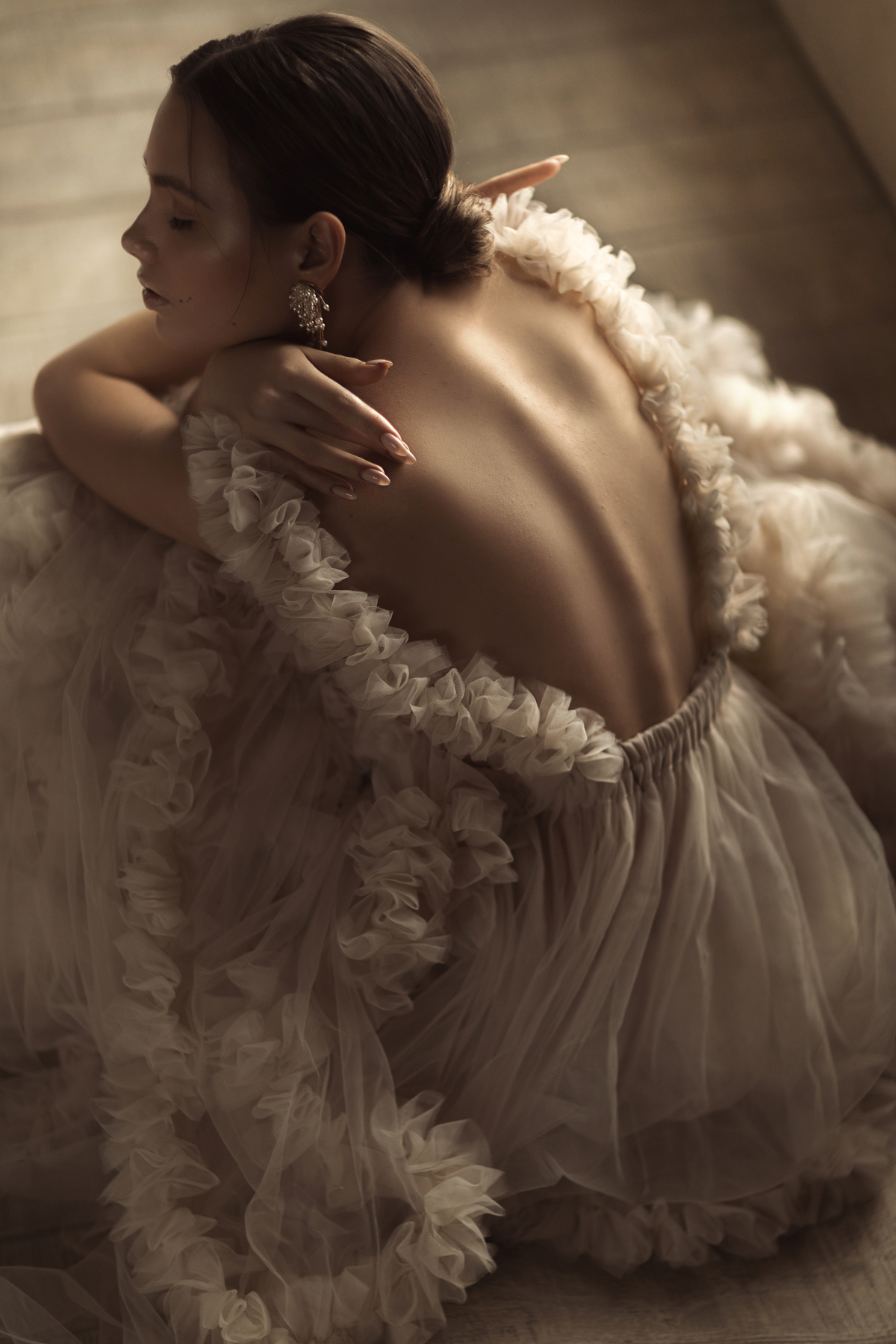 Фото Девушка в платье с оголенной спиной сидит на полу, фотограф Мытник Валерия