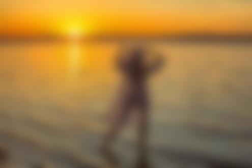 Фото Девушка стоит в воде на фоне летнего заката. Фотограф Мочульский Леонид